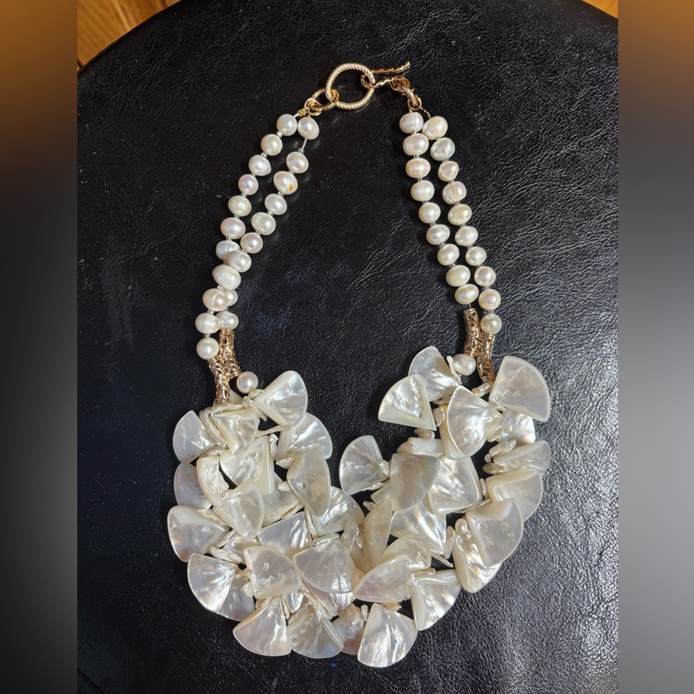 FAUX PEARL & SHELL NECKLACE